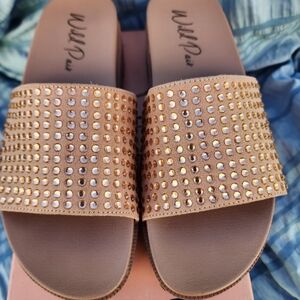 WILD PAIR SANDALS SIZE 8 WITH RHINESTONES